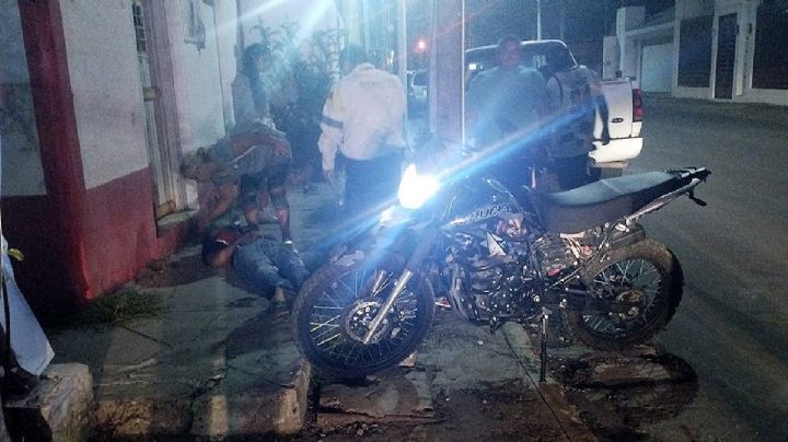 Cafre impacta a conductor en su moto del año; huye y abandona a su víctima en la 20 de Noviembre