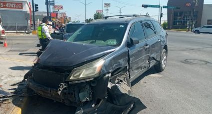Abuelito texano le pega a Chevrolet y la proyecta contra palmera, en Reforma y 15 de Septiembre