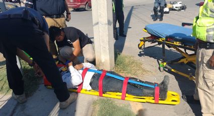 Camioneta invade carril y choca a motociclista en Valles de Anáhuac; lo manda al hospital