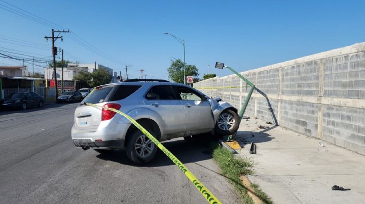 Choca y tumba poste de alumbrado público a espalda del TEC: abandona camioneta