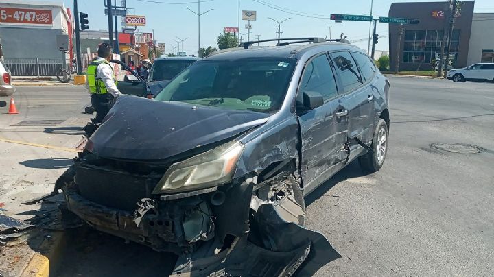 Abuelito texano le pega a Chevrolet y la proyecta contra palmera, en Reforma y 15 de Septiembre