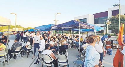 Escuelas vacías y el Crede, lleno; maestros siguen en paro de labores