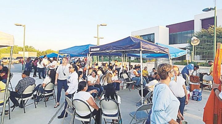 Escuelas vacías y el Crede, lleno; maestros siguen en paro de labores