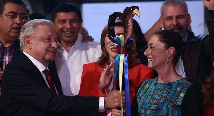 Claudia Sheinbaum recibe el bastón de mando de manos de AMLO