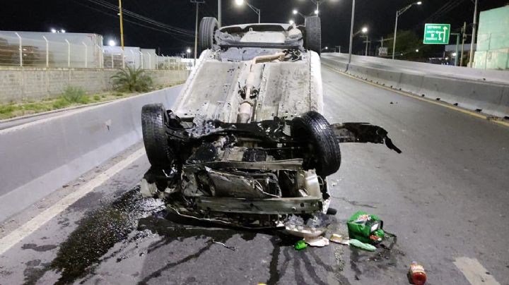 Se vuelca en Carretera Aeropuerto tras chocar contra muro divisorio; abandona Versa