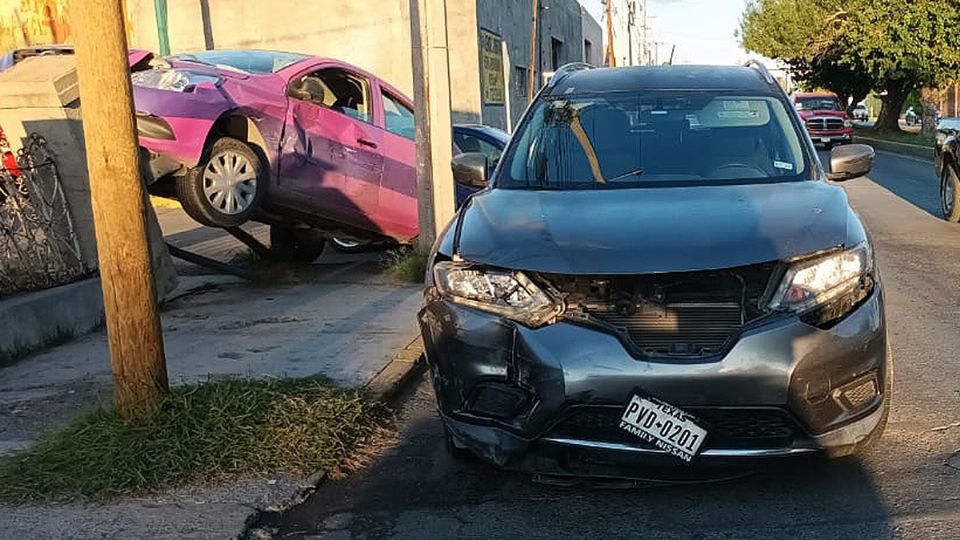 El auto quedó encima de una barda