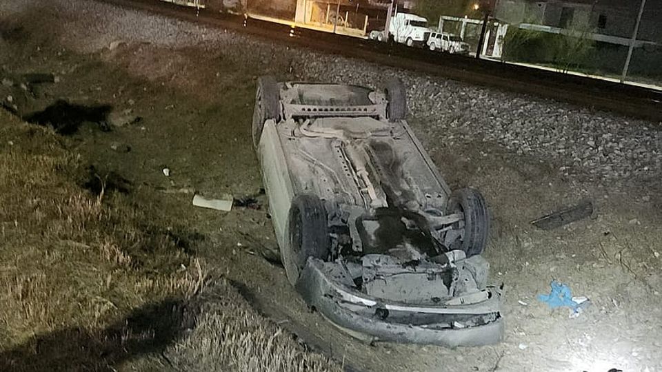 Tras la volcadura, el carro fue abandonado por su conductor