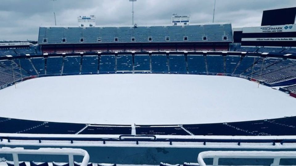 A través de sus redes sociales, los Bills solicitaron a personas mayores de 18 años, para palear la nieve sobre la cancha del Highmark Stadium.