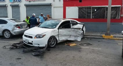 Conductor distraído provoca fuerte choque contra camioneta en crucero Maclovio Herrera