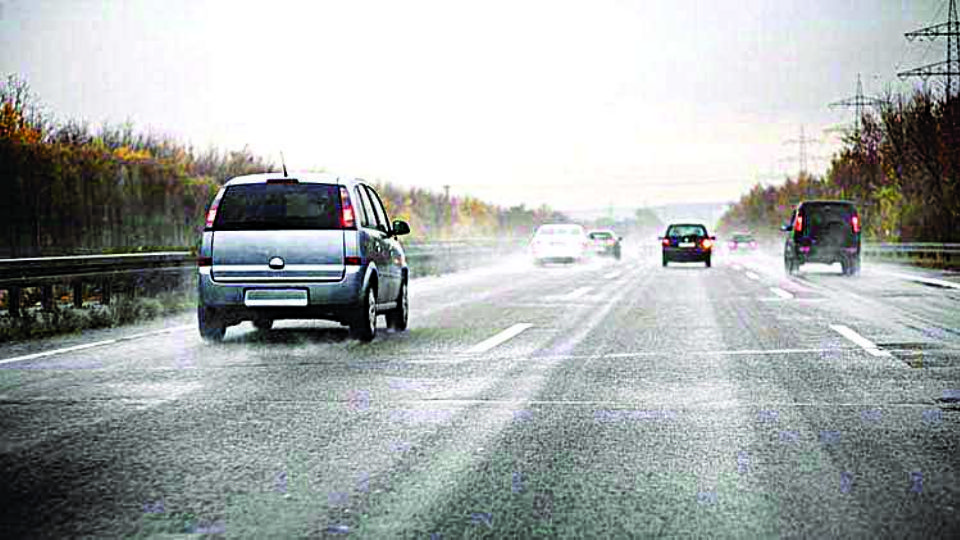 Las autoridades advirtieron sobre las capas de hielo que se pueden formar en las carreteras.