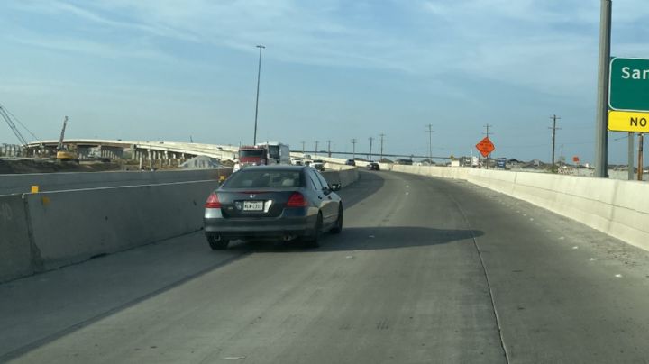 Cierran pasos elevados en Laredo, Texas por hielo; ponen barricadas