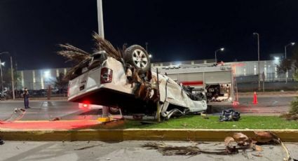 Muere prensado en su camioneta tras brutal choque contra camión de personal y palmera