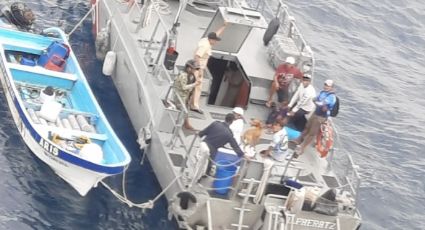 Rescatan a seis pescadores y al 'Canelo'; tenían tres días a la deriva en Cozumel