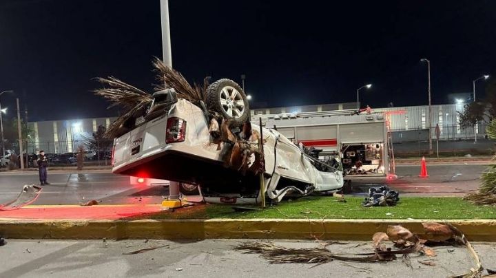 Muere prensado en su camioneta tras brutal choque contra camión de personal y palmera