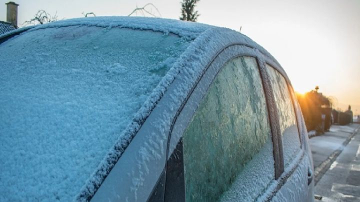Tormenta invernal: Así debes quitar el hielo del parabrisas de tu automóvil para no rallarlo