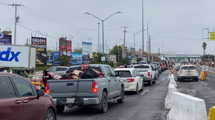 Empieza retorno de paisanos por Nuevo Laredo; largas filas en puentes