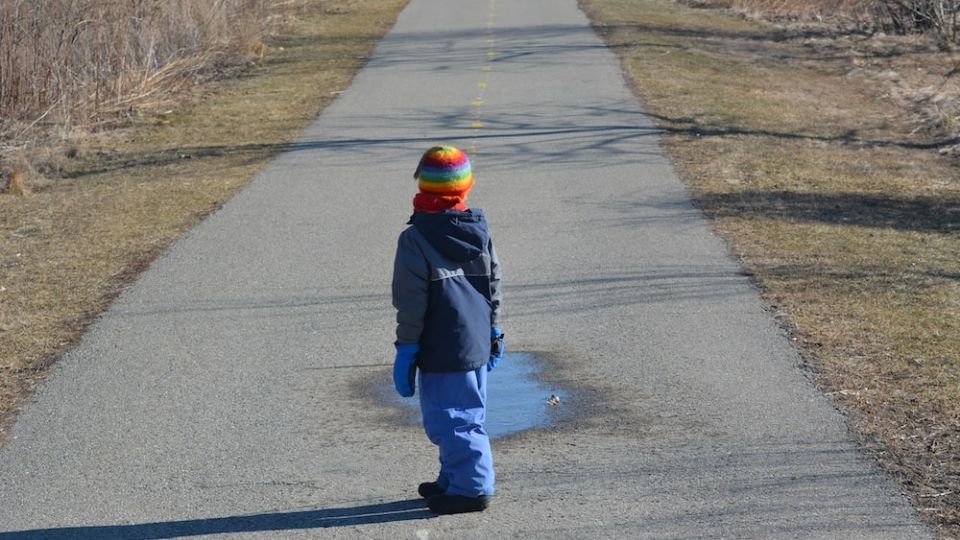 El pequeño, buscando ayuda para sus familiares, comenzó a caminar sin rumbo a la espera de un milagro