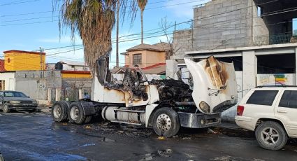 Fuego consume tráiler en taller mecánico en la colonia Hidalgo