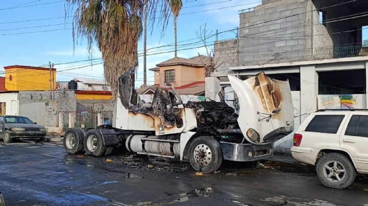 Fuego consume tráiler en taller mecánico en la colonia Hidalgo