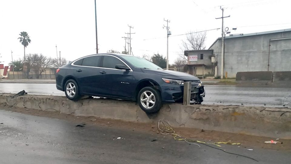 Un buen susto fue el que se llevó el conductor de este carro