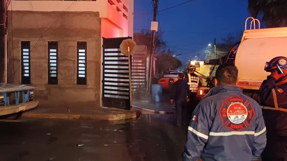 Las llamas rápidamente se esparcieron en la casa, llenándola de un humo tóxico que casi les cuesta la vida a los habitantes de esta casa