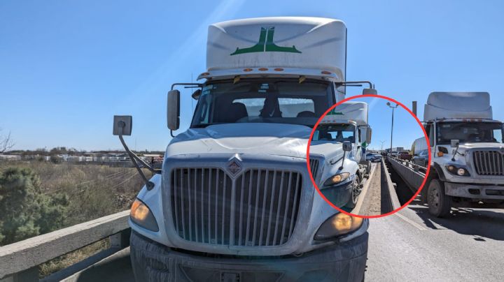 Nuevo Laredo: trailero cambia de carril y destroza vehículo en la Carretera Aeropuerto