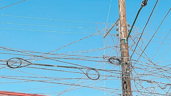 Contaminación visual en Nuevo Laredo: 'inunda’ cablerío de Telmex y CFE