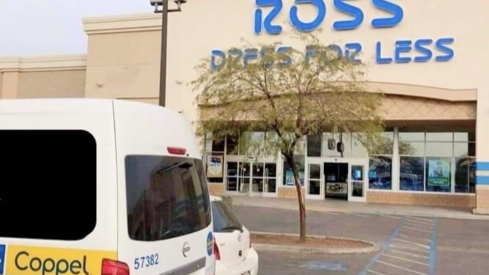 La fotografía llamó la atención por aparecer en la misma imagen Ross Dress for Less y Coppel.