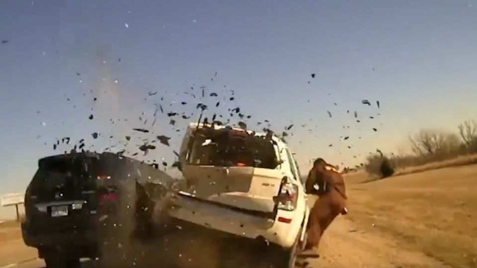 Policía sale volando tras choque entre dos camionetas.