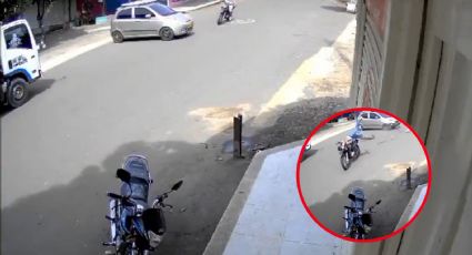 Motociclista pierde la pierna al rozar con un auto en un aparatoso accidente | VIDEO