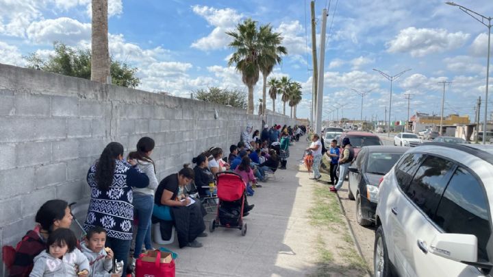 Dormirán en la fila para asegurar lugar en secundarias de Nuevo Laredo