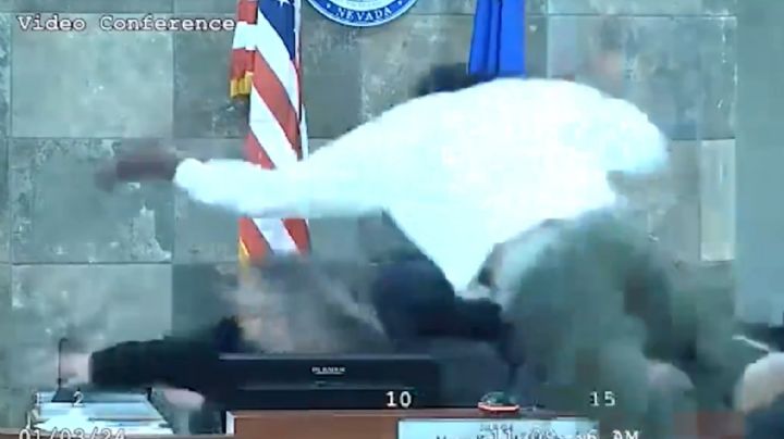 Hombre ataca a jueza en plena audiencia; le negó su libertad condicional | VIDEO