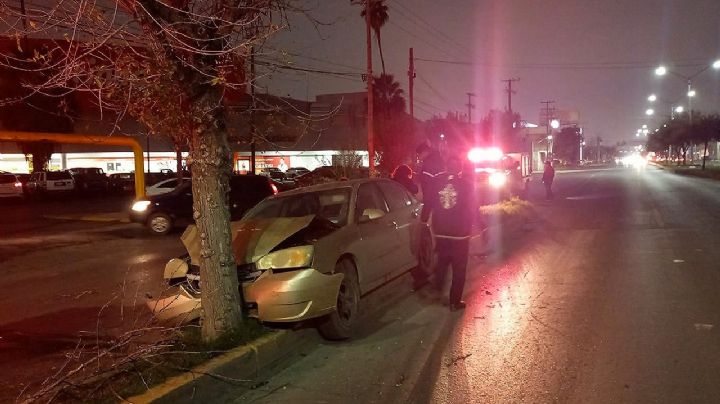 Se le pasan los tragos a abuelita y árbol detiene su loca carrera en la Avenida Reforma