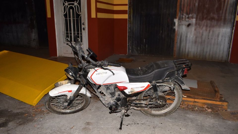 El motociclista dijo que el auto lo chocó.