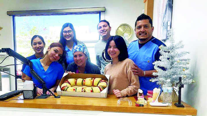 Disfrutan Rosca de Reyes y tienen momento mágico