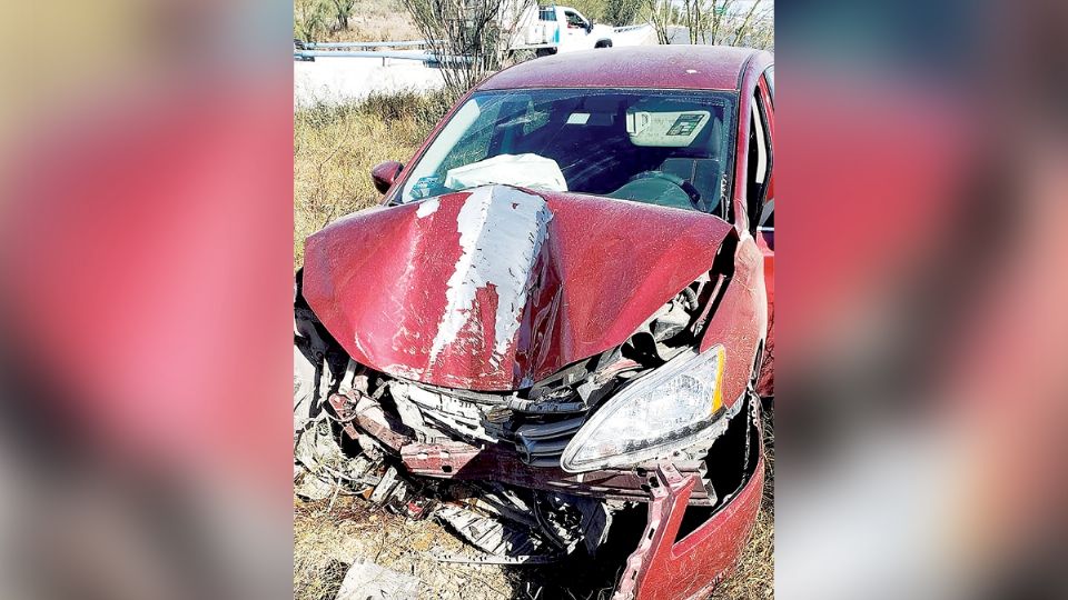 Fuertes daños sufrió el Nissan Sentra.