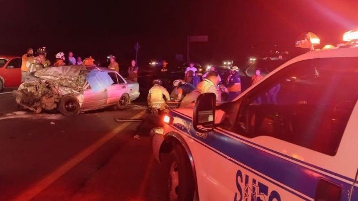 Conductor muere prensado al chocar de frente contra un autobús