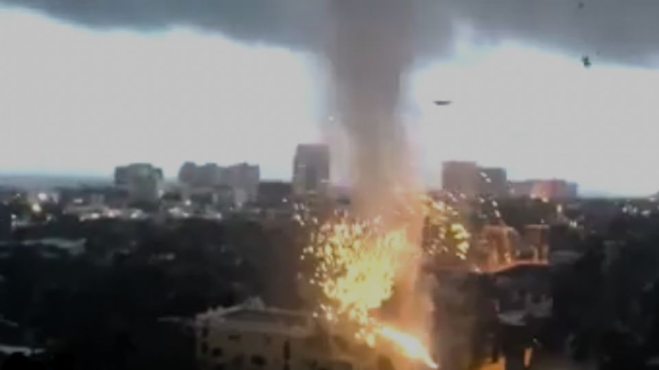 El meteoro causó daños parciales a la zona urbana de Florida, mostrando un curioso fenómeno que fue captado en video