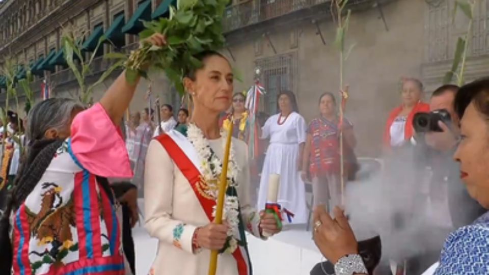 Claudia Sheinbaum, recibió el bastón de mando en el Zócalo de la Ciudad de México.