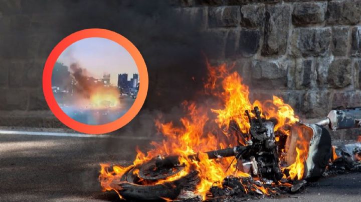 Moto eléctrica explota en plena carretera; así fue como el conductor escapó de las llamas | VIDEO