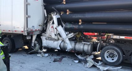 Trailero sufre brutal choque en la autopista Monterrey-Nuevo Laredo; su cabina quedó aplastada