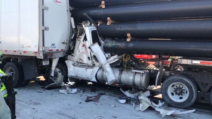 Trailero sufre brutal choque en la autopista Monterrey-Nuevo Laredo; su cabina quedó aplastada