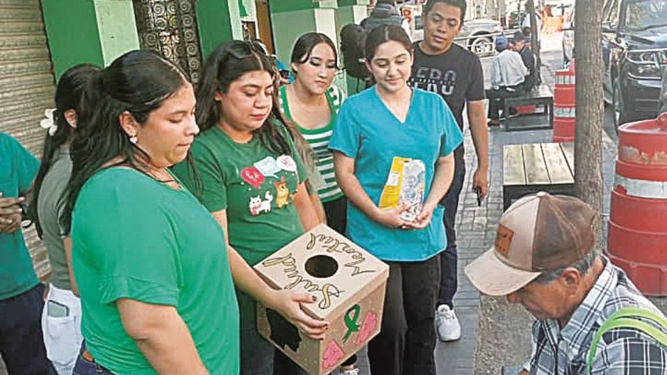 Mensajes positivos fueron entregados por estudiantes de la Facultad de Enfermería
en las calles y a desconocidos.