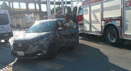 Fuerte accidente en la Avenida Juárez; camioneta con mujer y su hija fueron 'zarandeadas'