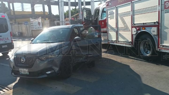 Fuerte accidente en la Avenida Juárez; camioneta con mujer y su hija fueron 'zarandeadas'