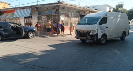 Nuevo Laredo: chofer de paquetería se vuela el alto y se estrella con una Jeep en el Centro