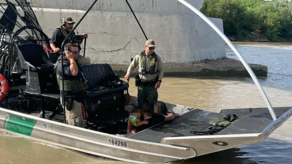 La patrulla fronteriza rescatando a migrantes entre ellos menores en el Río Bravo