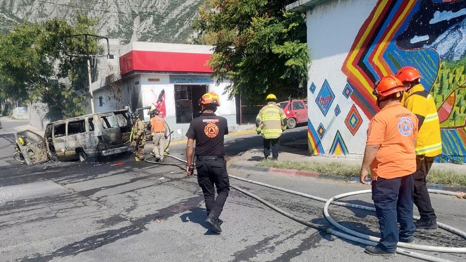 La van escolar quedó totalmente calcinada.