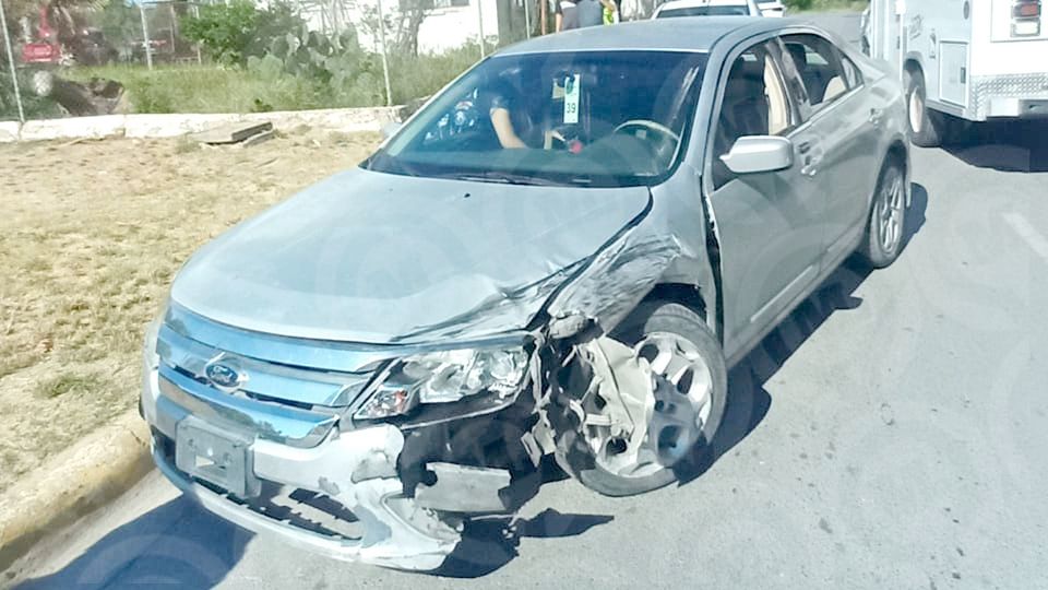 La joven mujer destrozó su Ford Fusion