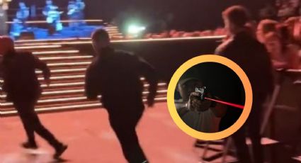 Famoso cantante sale corriendo del escenario tras ser apuntado con un láser en la cabeza | VIDEO